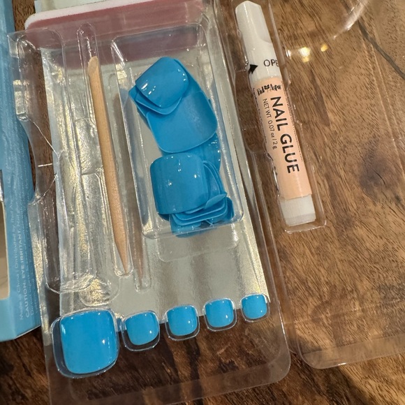 Red Aspen Pedi Nail Dashes in “Mag-netic Blue” - Picture 6 of 6